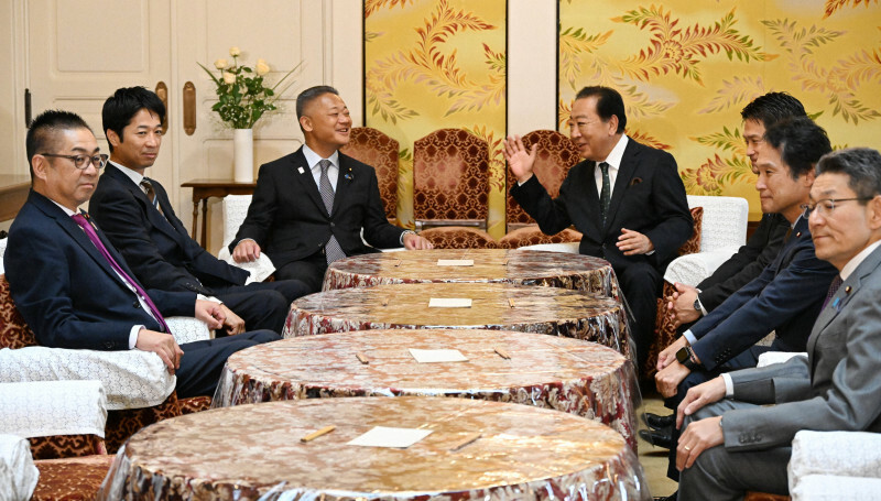 日本維新の会の馬場伸幸代表（中央左）との党首会談に臨む立憲民主党の野田佳彦代表（同右）＝国会内で2024年10月30日午前10時31分、平田明浩撮影