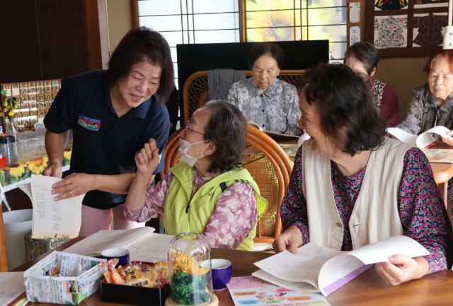 都農町で初となる常設のオレンジカフェ「ひまわり」を開設した吉川尚子さん（左）