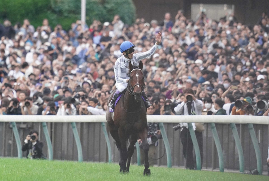 ＜天皇賞・秋＞ウイニングランでファンに手を振るドウデュースの武豊　（撮影・村上　大輔）