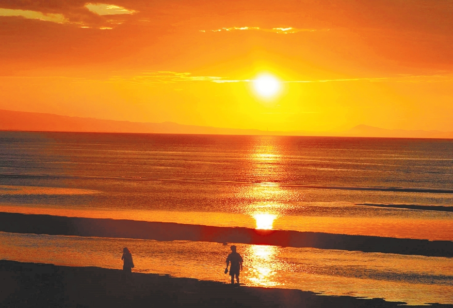 真玉海岸の干潟を照らしながら沈む夕日