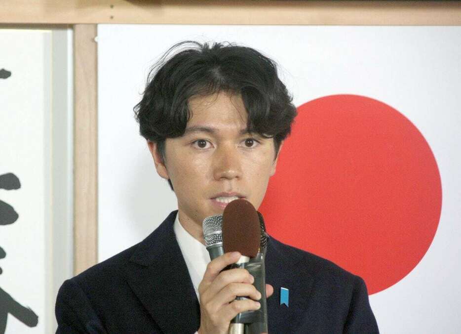 落選が確実となり支持者らを前に敗戦の弁を述べる大空幸星氏＝28日午前0時半すぎ、東京都江東区