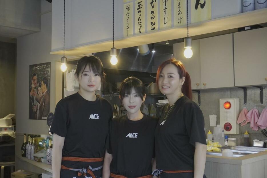 左から、店主の佐井安李さん、店長・料理長の三次エリカさん、スタッフの細谷麗菜さん