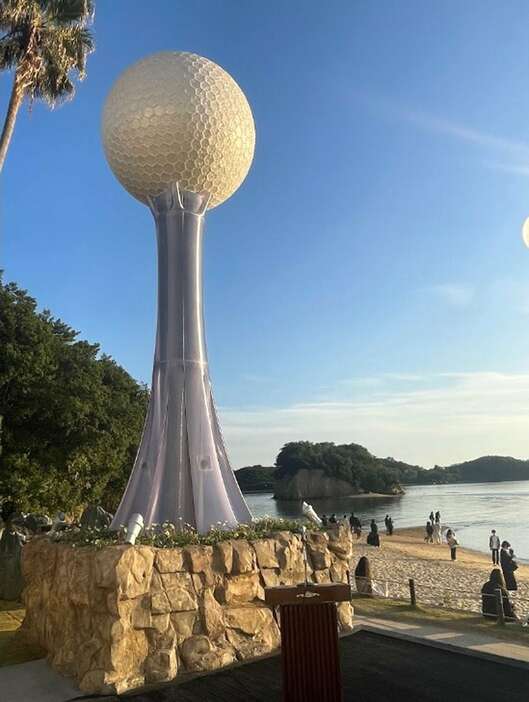 香川県の小豆島にたつ「ムーンタワー（月の塔）」（提供写真）