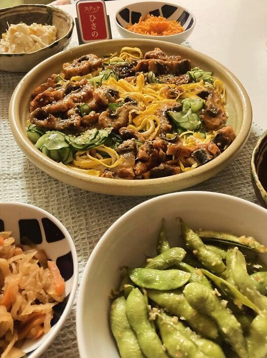 １泊めに私が作った、ちょっと豪華な夕飯。メインのウナギのちらし寿司は料理家の野口真紀さんのレシピを参考に。どうにも盛り付けが雑すぎたのでまたトライしたい