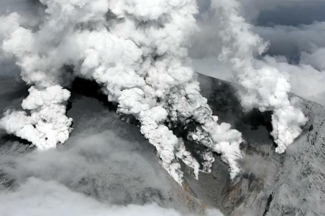 噴煙を上げる御嶽山=2014年9月27日午後2時13分、朝日新聞社ヘリから、池永牧子撮影