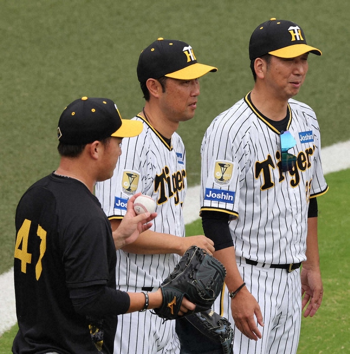 金村コーチ（中）と話す藤川監督（撮影・大森　寛明）