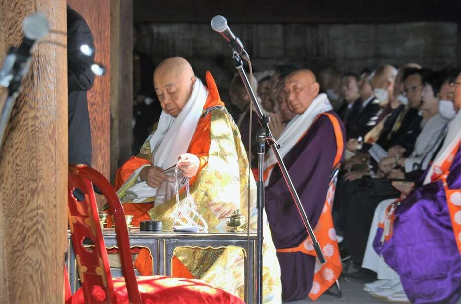 晋山式で長者就任を奉告する法要を行う橋本尚信長者（左）＝京都市南区