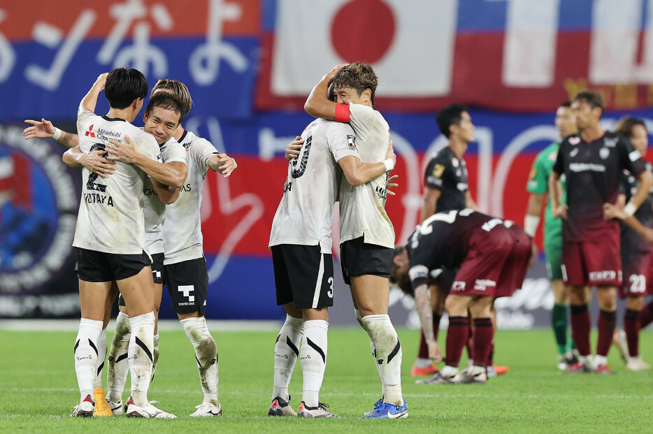 神戸に勝利し、喜ぶＦ東京の長友（左から２人目）ら＝１８日、ノエスタ