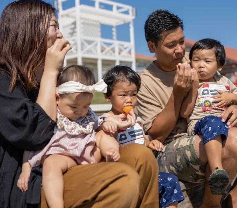 イベントに出店する「沖縄キッチンDouchi」のサーターアンダギーを味わう家族の様子（写真提供＝ドゥーアンドコー）