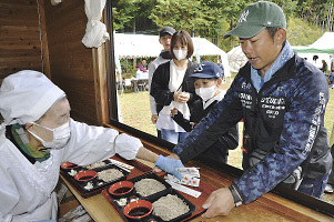 伝統のそばを提供した「行者祭り」。地元内外からの老若男女でにぎわった