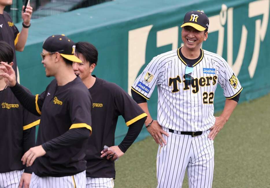 秋季練習で野手陣に笑顔を見せる阪神・藤川球児監督＝22日、甲子園球場（安部光翁撮影）