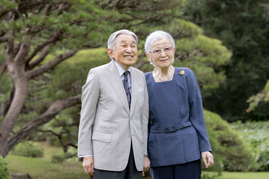 上皇后さまは２０日、９０歳（卒寿）の誕生日を迎えられた。写真は誕生日を前に、上皇さまと赤坂御用地内を散策する上皇后さま＝４日午後、東京都港区（宮内庁提供）