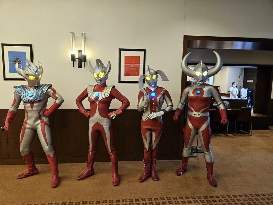 ちょうどウルトラマン世代のシニアプロたちを激励するためにウルトラマン一家（左からウルトラマンタイガ、タロウ、母、父）がプロアマにも登場した