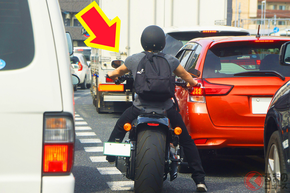 特に渋滞中によく見かけるバイクのすり抜け行為（画像はイメージ）