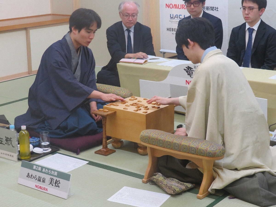 竜王戦第2局で藤井聡太竜王（右）に勝利し、感想戦を行う佐々木勇気八段