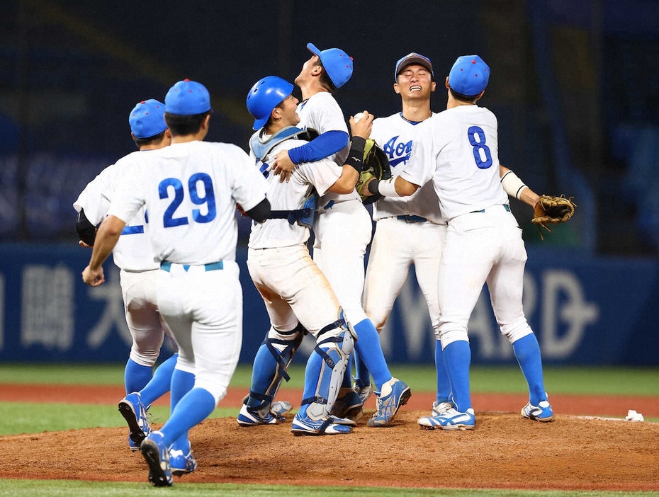 ＜青学大・中大＞リーグ優勝を果たしマウンドに集まる青学ナイン、佐々木（右から2人目）は涙する（撮影・松永　柊斗）