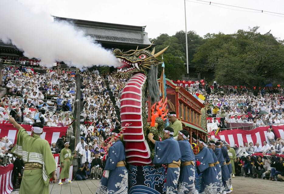 秋の大祭「長崎くんち」で引き回される西浜町の龍船＝7日午前、長崎市の諏訪神社