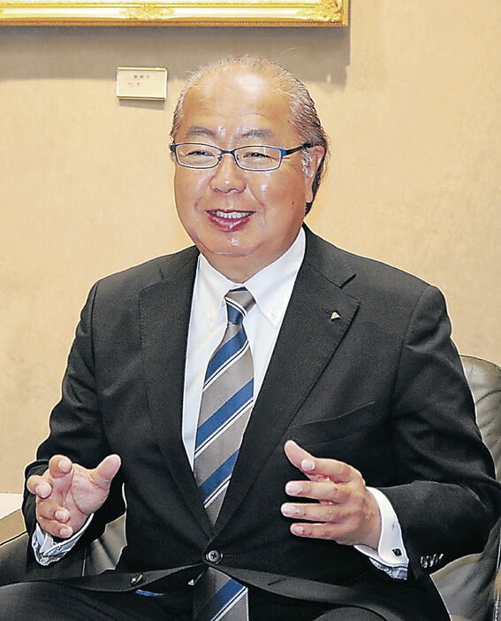 再選の喜びを語る新田知事＝富山新聞社