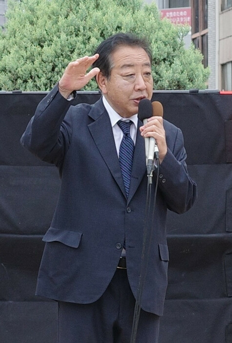 街頭演説する立憲民主党の野田佳彦代表＝２５日、千葉県松戸市