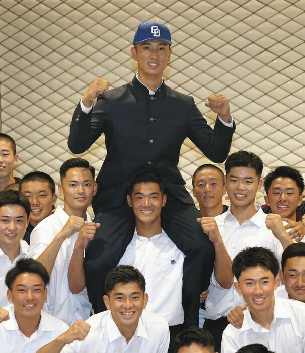 中日から３位指名を受け、野球部員たちと記念撮影する桐光学園・森駿太