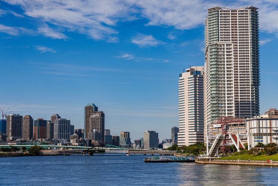 かつては倉庫街だった埋立地に現在はタワマンが屹立している