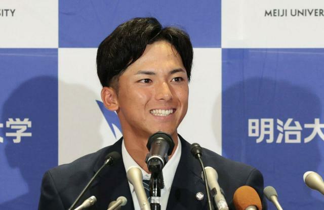 楽天が交渉権を獲得し、記者会見で質問に答える明大の宗山塁選手=2024年10月24日午後5時40分、東京都千代田区、吉田耕一郎撮影