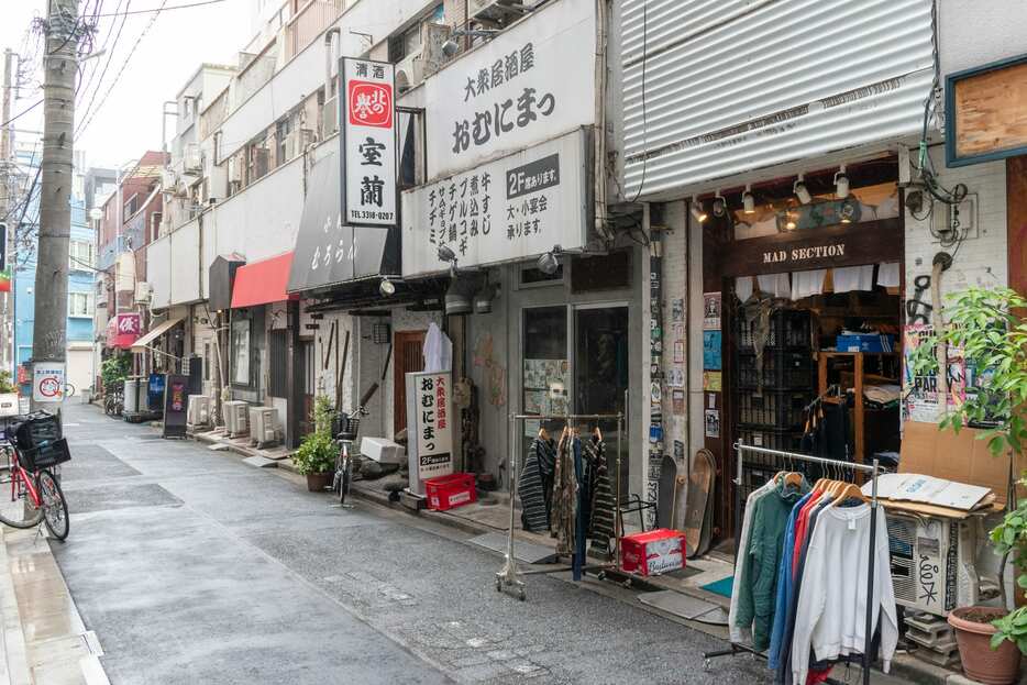 高円寺の大衆居酒屋やスナックなどが立ち並ぶ通りに店を構える古着屋 image by: FASHIONSNAP