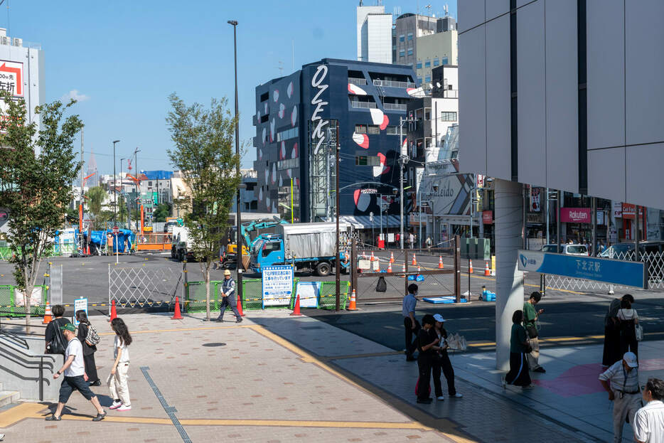 工事が進められている下北沢駅前 image by: FASHIONSNAP