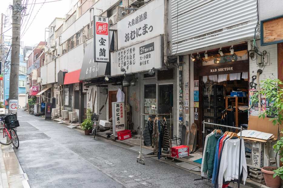 高円寺の大衆居酒屋やスナックなどが立ち並ぶ通りに店を構える古着屋 Image by: FASHIONSNAP