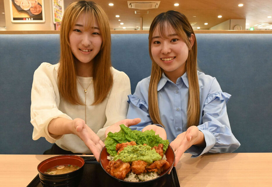 「茶ル茶ルソースのチキン南蛮丼」を考案した赤堀さん（左）と堀川さん＝浜松市浜名区の東名高速道浜名湖SA