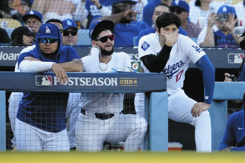 ベンチで浮かない表情の大谷翔平（ＡＰ）