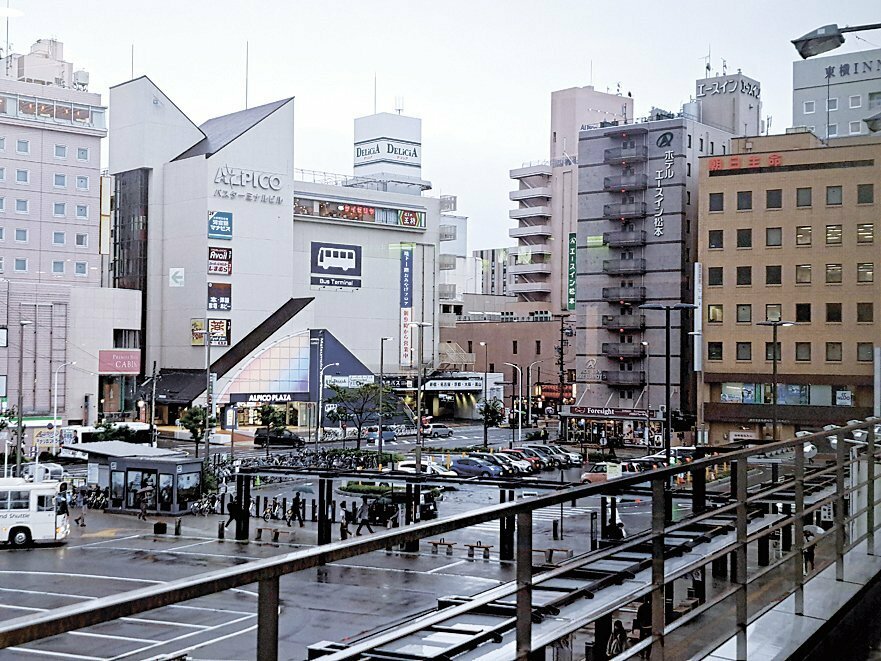 客室数の多いホテルが多く立つ松本駅前。インバウンドやアフターコロナで多くの観光客が訪れ、ホテル需要が高まっている