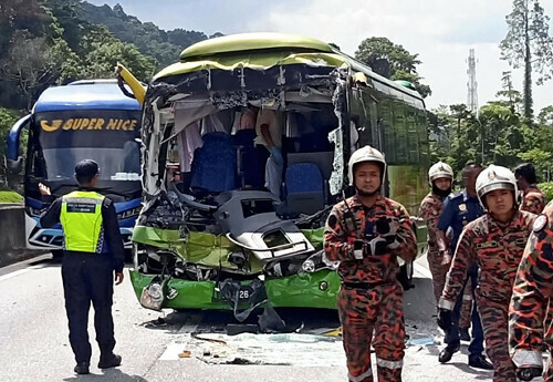 ２４日、マレーシア西部ペラ州で、事故により大破した観光バス＝同国消防当局提供