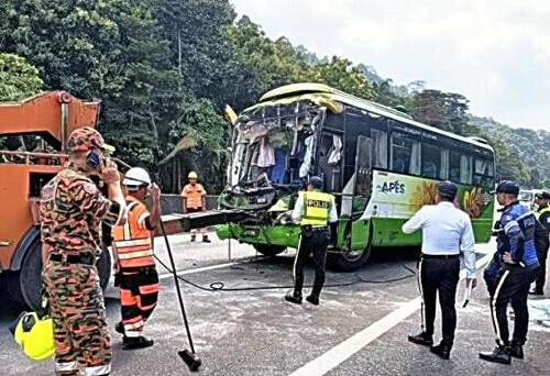 ２４日、マレーシア西部ペラ州で、事故により大破した観光バス＝同国消防当局提供