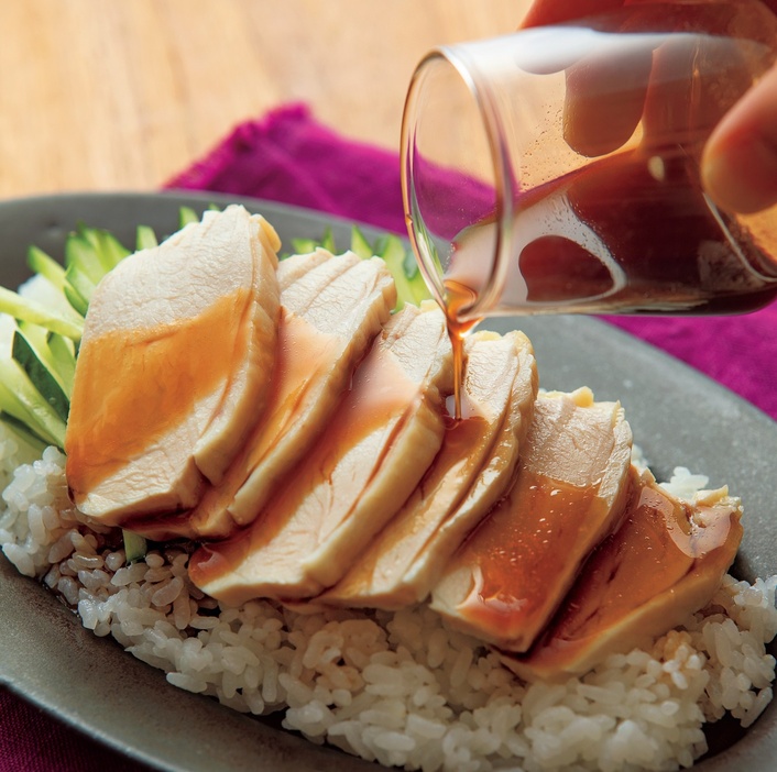 蒸しどりはレンジで、たれは混ぜるだけのお手軽レシピ「蒸しどりときゅうりの甘酢だれ丼」【手間なし！スタミナ丼】