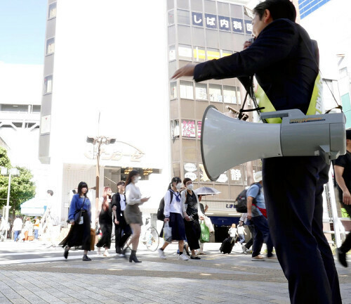 静岡市中心街で買い物客らに政策を訴える立候補予定者