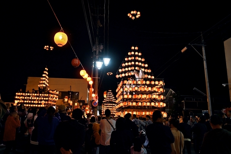 太鼓台のちょうちんに火がともされ、幻想的な雰囲気に包まれた祭り会場