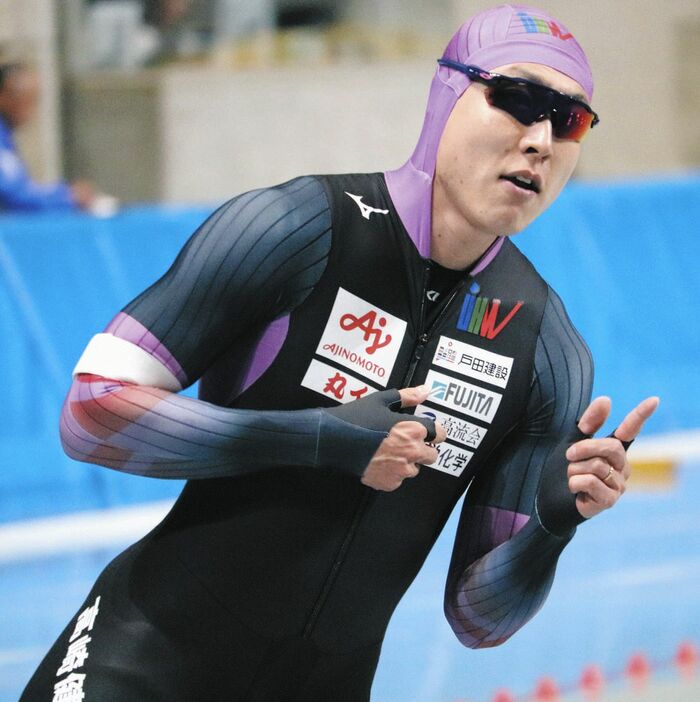 男子５００ｍで３４秒５５のタイムを出し、人さし指を立てる新浜立也