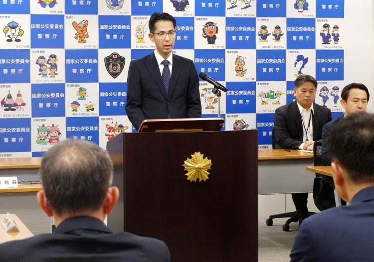 連続強盗事件を受け、捜査会議で訓示する警察庁の谷滋行刑事局長。10月8日午後（時事通信フォト）