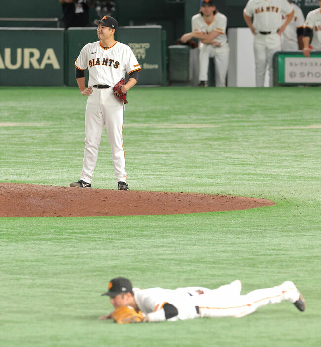 ９回２死三塁、牧の打球に三塁手・坂本（手前）が飛びつくも届かず。決勝打を許した菅野はマウンド上で立ち尽くす（カメラ・上村　尚平）