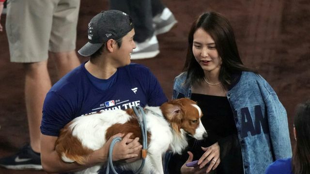 大谷翔平選手と妻・真美子さんと愛犬・デコピン【写真：AP/アフロ】