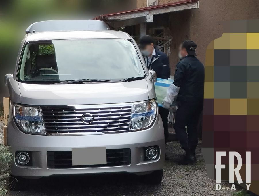 10月28日、千明容疑者の実家では家宅捜索が行われていた