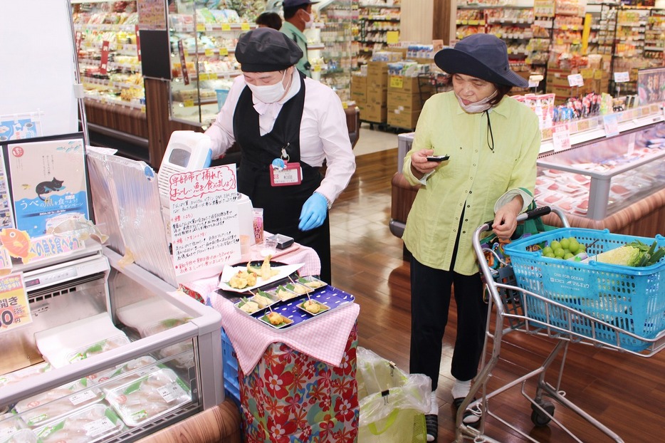 揚げたての天ぷらを試食する買い物客（1日午前10時10分ごろ、アルク琴芝店で）