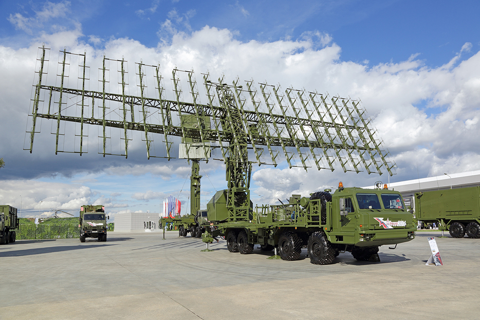 2016年9月、ロシア西部クビンカで開催された国際軍事技術展示会に出展されたネーボ-M移動式レーダーシステム（ID1974 / Shutterstock.com）