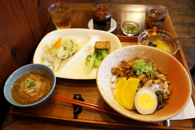 要町にある「有夏茶房」の滷肉飯（ルーローハン）セット