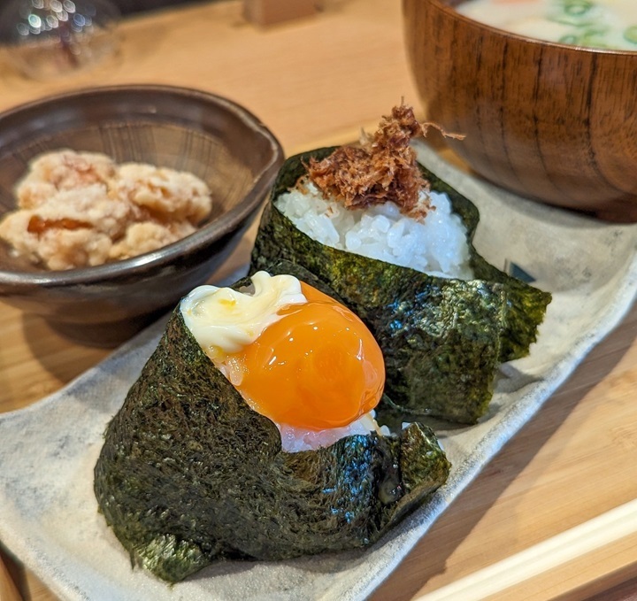 「おむすびころん。」では定食も提供しています