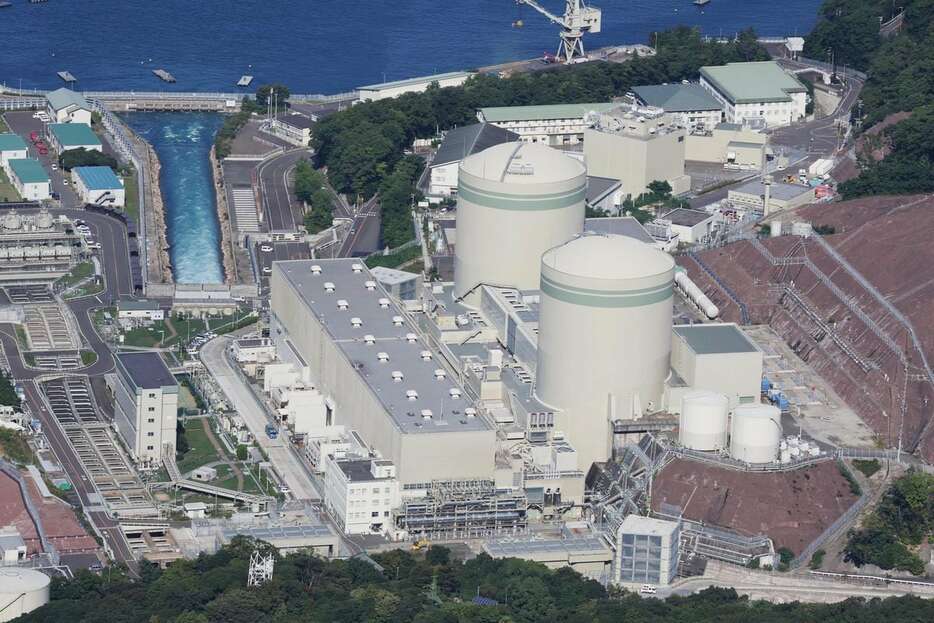 高浜原発1号機（手前）と2号機＝10日午前、福井県高浜町（本社ヘリから、彦野公太朗撮影）