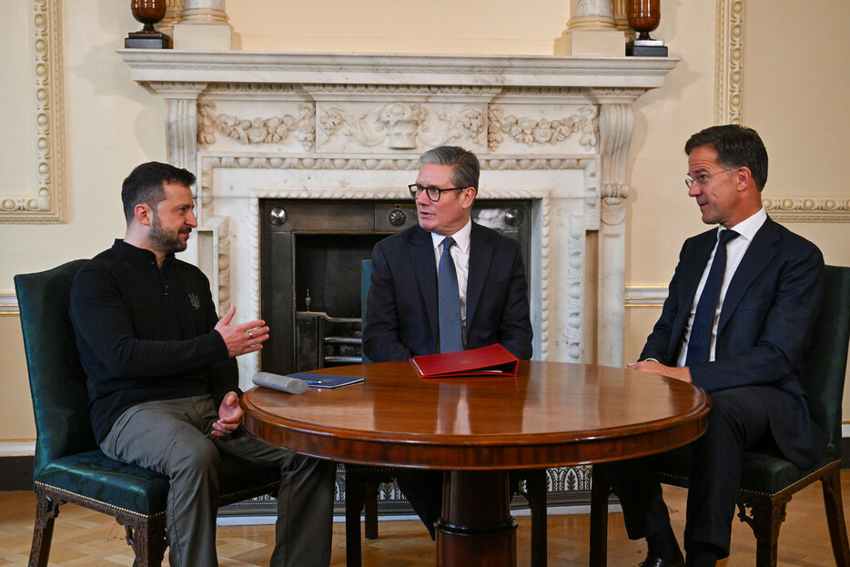 １０日、ロンドンの英首相官邸で会談するウクライナのゼレンスキー大統領（左）、スターマー首相（中央）、北大西洋条約機構（ＮＡＴＯ）のルッテ事務総長（ＥＰＡ時事）