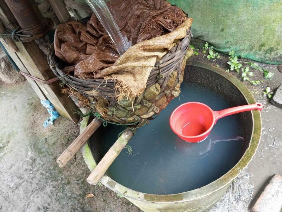 洪水により汚染された井戸水。これからクロリンで消毒を行う（写真：MFCG）