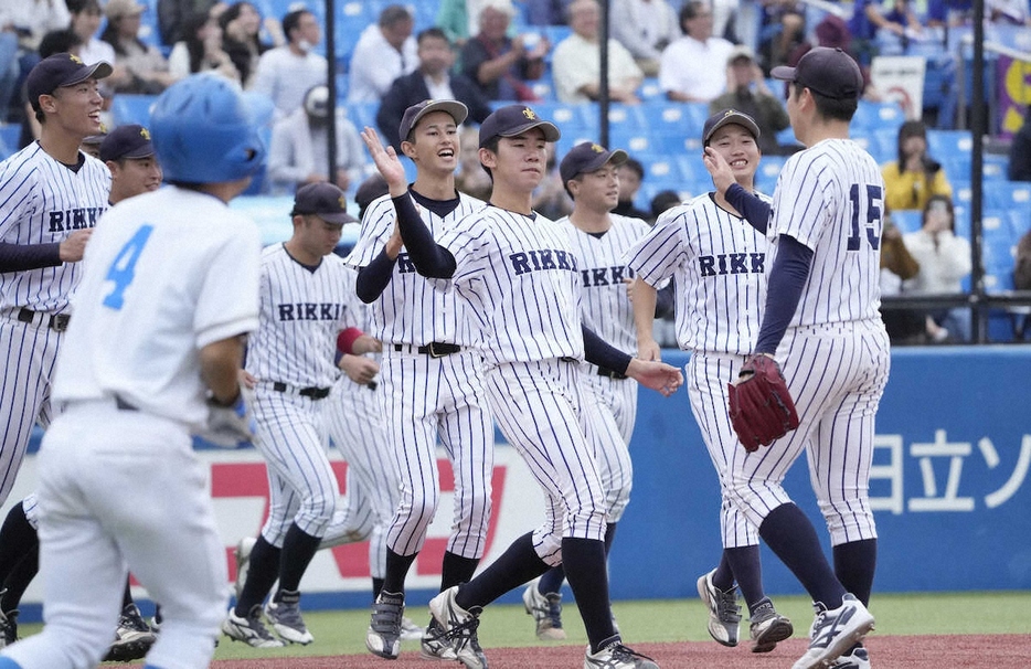 東京六大学野球＜立大・東大＞勝利し、喜ぶ立大ナイン（撮影・五島　佑一郎）